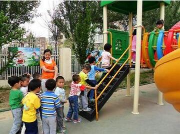 幼儿园小班安安全全玩滑滑梯教案插图1 幼儿园小班安安全全玩滑滑梯教案