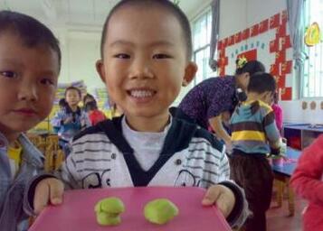 幼儿园小班蘑菇伞艺术教案插图1 幼儿园小班蘑菇伞艺术教案