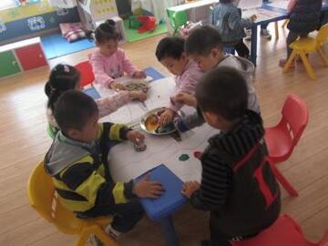 幼儿园大班漂亮的服装美术教案插图1 幼儿园大班漂亮的服装美术教案