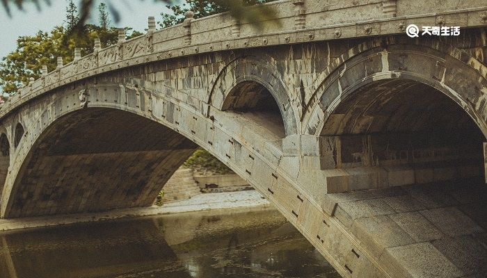 我在桥上看风景看风景的人在楼上看你后面是什么 桥上的人在看风景全诗插图2 我在桥上看风景看风景的人在楼上看你后面是什么 桥上的人在看风景全诗