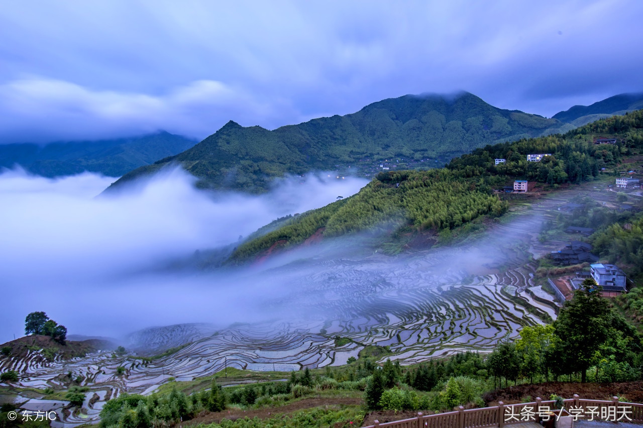 早发白帝城古诗带拼音(古诗早发白帝城原文赏析)插图1 早发白帝城古诗带拼音(古诗早发白帝城原文赏析)