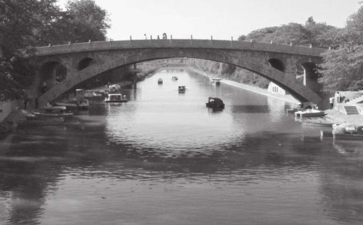 河北民歌《小放牛》中说:“赵州桥鲁班爷修,玉石栏杆圣人留。”赵州桥真是鲁班修的吗?(赵州桥是谁建造的)