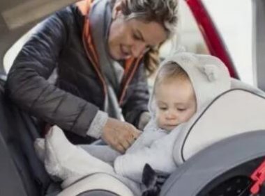 冬天让宝宝坐安全座椅注意事项